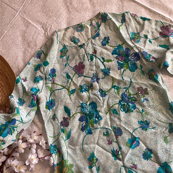 🔥ON SALE - Printed crepe floral print embroidered top - Picture 3 of 8